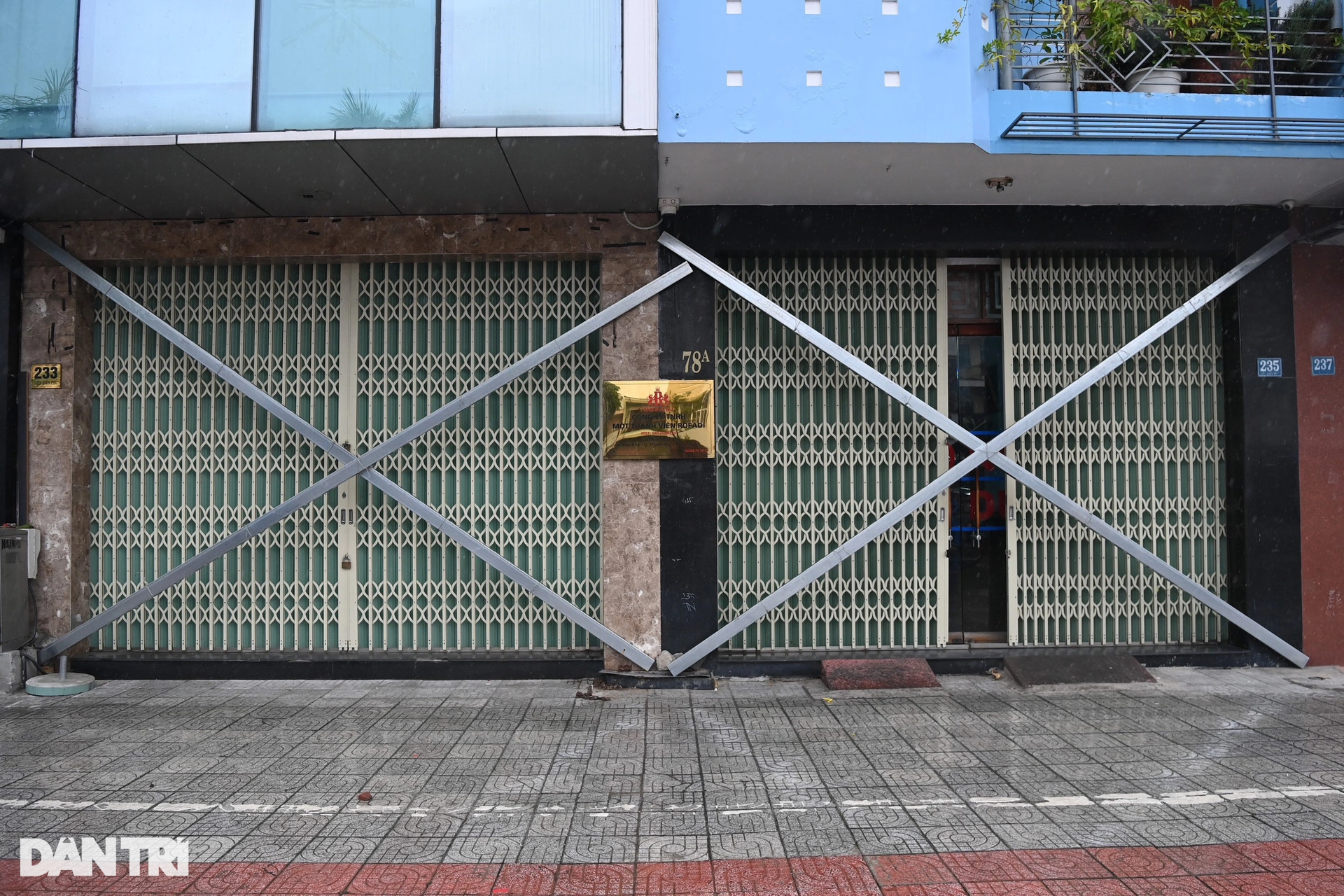 Người Đà Nẵng thuê xe container chặn trước cửa để chống bão số 4 - 9 Người Đà Nẵng thuê xe container chặn trước cửa để chống bão số 4 - 9