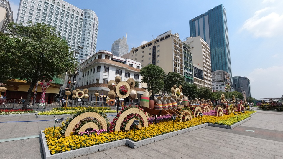 TPHCM: Chen chân chụp ảnh giữa trời nắng nóng ở đường hoa Nguyễn Huệ - 3 TPHCM: Chen chân chụp ảnh giữa trời nắng nóng ở đường hoa Nguyễn Huệ - 3