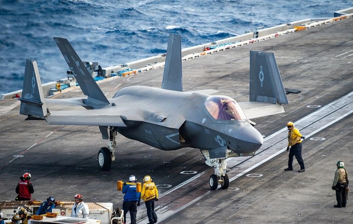 Mỹ ráo riết trục vớt xác tiêm kích F-35 dưới đáy Biển Đông - 1 Mỹ ráo riết trục vớt xác tiêm kích F-35 dưới đáy Biển Đông - 1