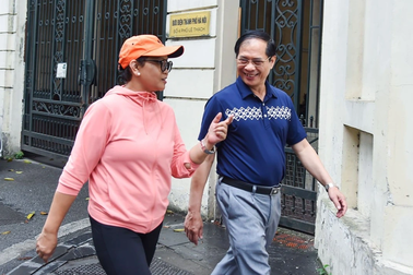 Bộ trưởng Ngoại giao Việt Nam và Indonesia đi dạo, ăn phở ở Hà Nội