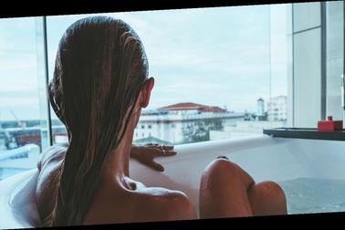 Khách sạn cao cấp xin lỗi khách vì phòng tắm có thể nhìn "xuyên thấu"