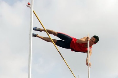 Vũ Văn Huyện thiết lập kỷ lục mới môn nhảy sào nam 