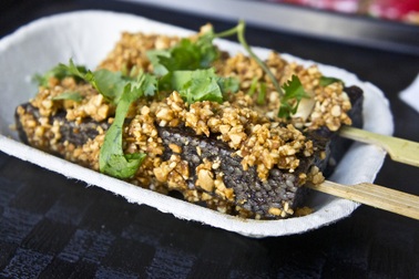 Độc lạ món bánh nổi tiếng được làm từ tiết lợn