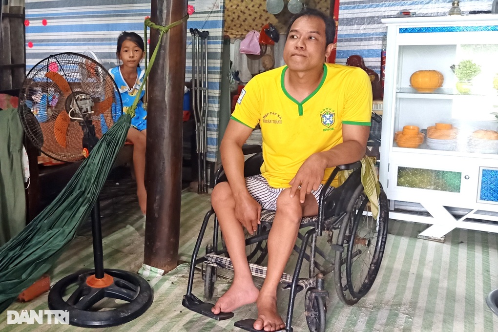 Mẹ bỏ đi, bé gái 10 tuổi chăm cha tật nguyền trong cảnh khốn khổ - 4 Mẹ bỏ đi, bé gái 10 tuổi chăm cha tật nguyền trong cảnh khốn khổ - 4