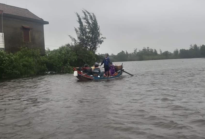 Chùm ảnh: Người dân vùng rốn lũ Quảng Bình chới với giữa cơn &quot;đại hồng thuỷ&quot; - Ảnh 6.