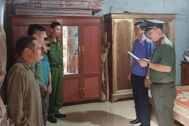 Bị khởi tố vì tàng trữ trái phép vũ khí quân dụng