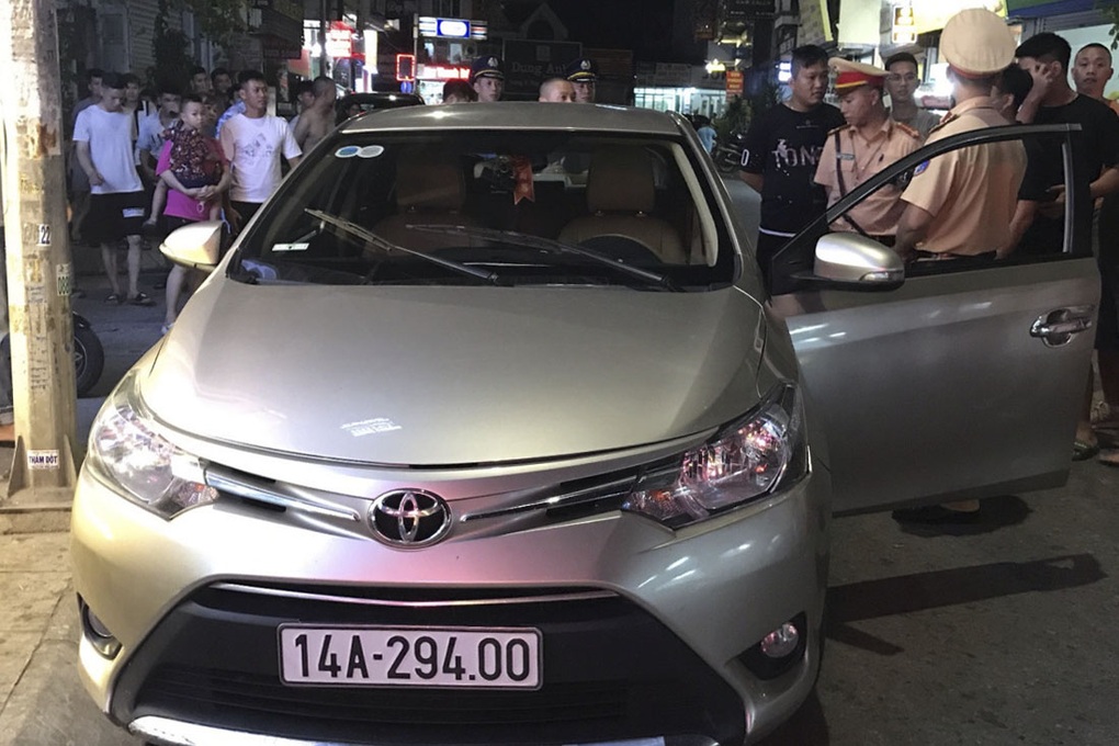Quảng Ninh: Tài xế taxi dù nằm giữa đường khi bị cảnh sát kiểm tra - 1 Quảng Ninh: Tài xế taxi dù nằm giữa đường khi bị cảnh sát kiểm tra - 1