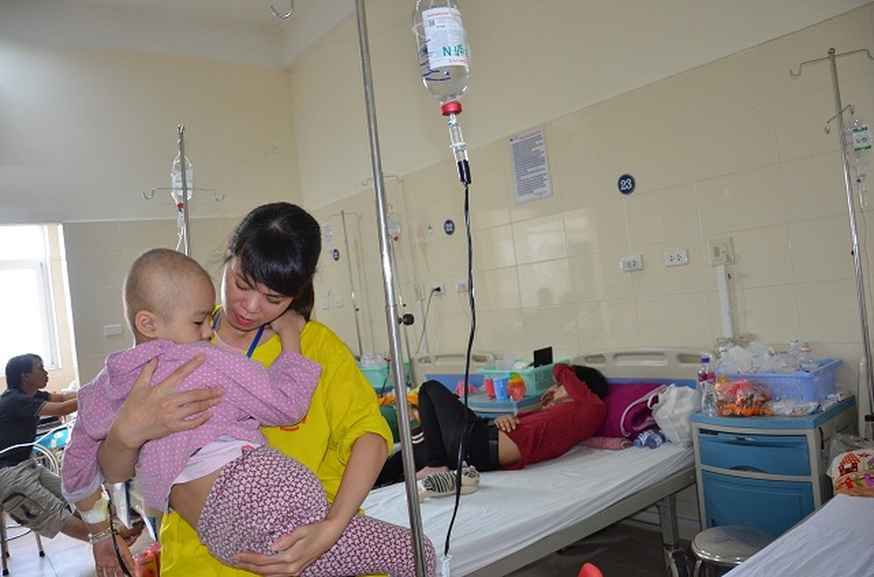 Nhói lòng nghe bé gái bị ung thư xương hỏi: Mẹ ơi chân con đâu rồi? - 4 Nhói lòng nghe bé gái bị ung thư xương hỏi: Mẹ ơi chân con đâu rồi? - 4