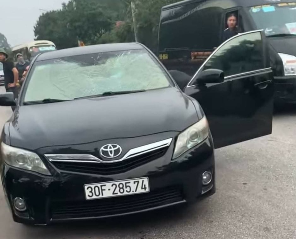 Xin vượt không được, nhóm thanh niên chặn đầu, hành hung, đập phá ô tô - 1 Xin vượt không được, nhóm thanh niên chặn đầu, hành hung, đập phá ô tô - 1
