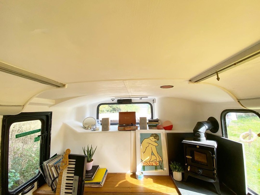 Không muốn ở thuê, cặp vợ chồng biến xe buýt thành ngôi nhà sang trọng - 10