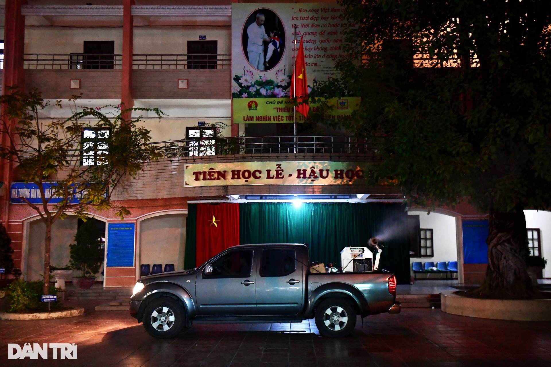 Hà Nội: Xuyên đêm phun thuốc diệt muỗi chặn dịch sốt xuất huyết - 5 Hà Nội: Xuyên đêm phun thuốc diệt muỗi chặn dịch sốt xuất huyết - 5