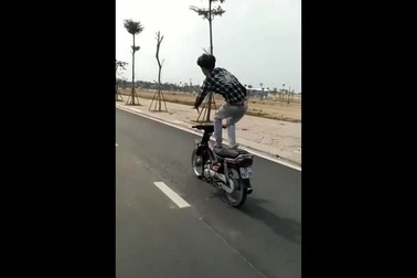 Thanh niên "diễn xiếc" trên xe máy và cái kết "xứng đáng"