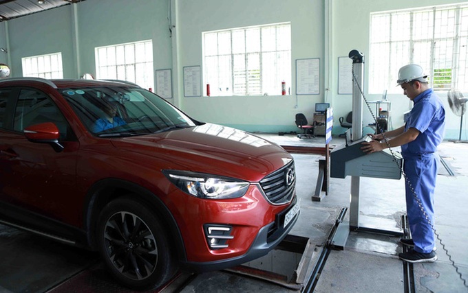 Đăng kiểm viên kiểm tra hệ thống chiếu sáng của xe ô tô.