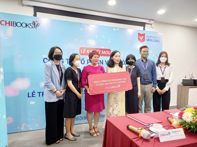Đại diện hai đơn vị cùng ra mắt Tủ sách Lan tỏa yêu thương.