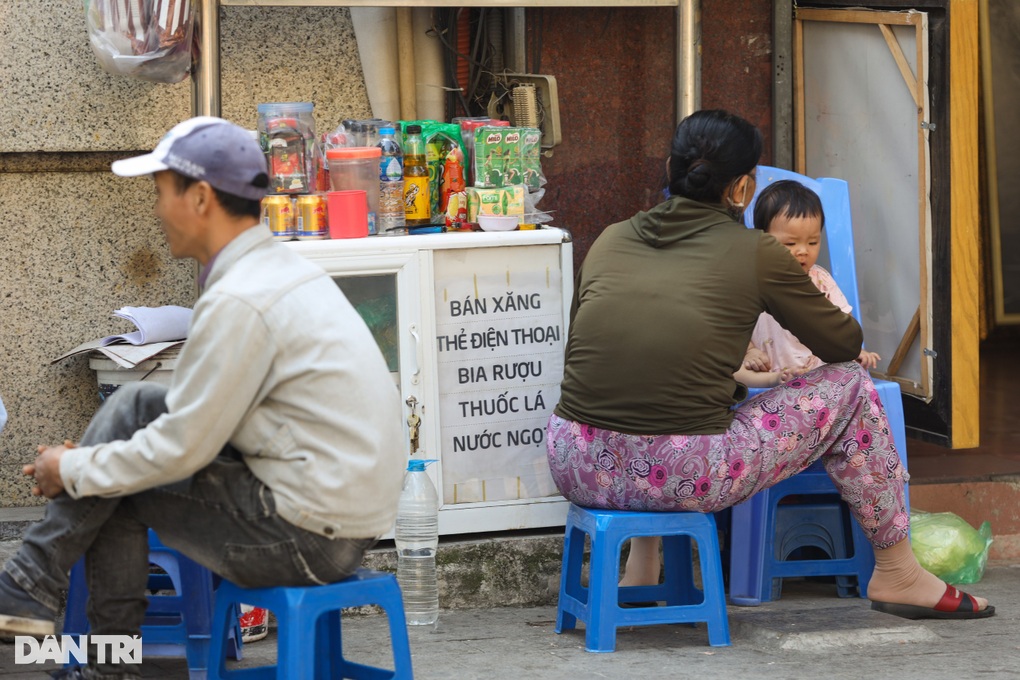 Hà Nội: Cây xăng vỉa hè mọc như nấm sau mưa - 7 Hà Nội: Cây xăng vỉa hè mọc như nấm sau mưa - 7