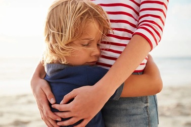 Phụ huynh tìm mọi cách khiến con vui là đang "hại con"?