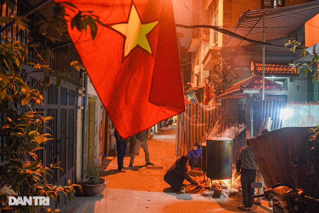 Người Hà Nội bắc bếp củi, quây quần luộc bánh chưng xuyên đêm trên vỉa hè - 6 Người Hà Nội bắc bếp củi, quây quần luộc bánh chưng xuyên đêm trên vỉa hè - 6