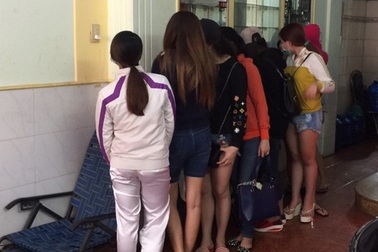 “Chân dài” phục vụ khách “tới bến” ngay trong tiệm hớt tóc