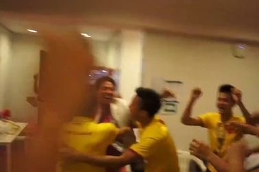 Đội tuyển U19 Việt Nam ăn mừng chiến thắng và cảm ơn người hâm mộ