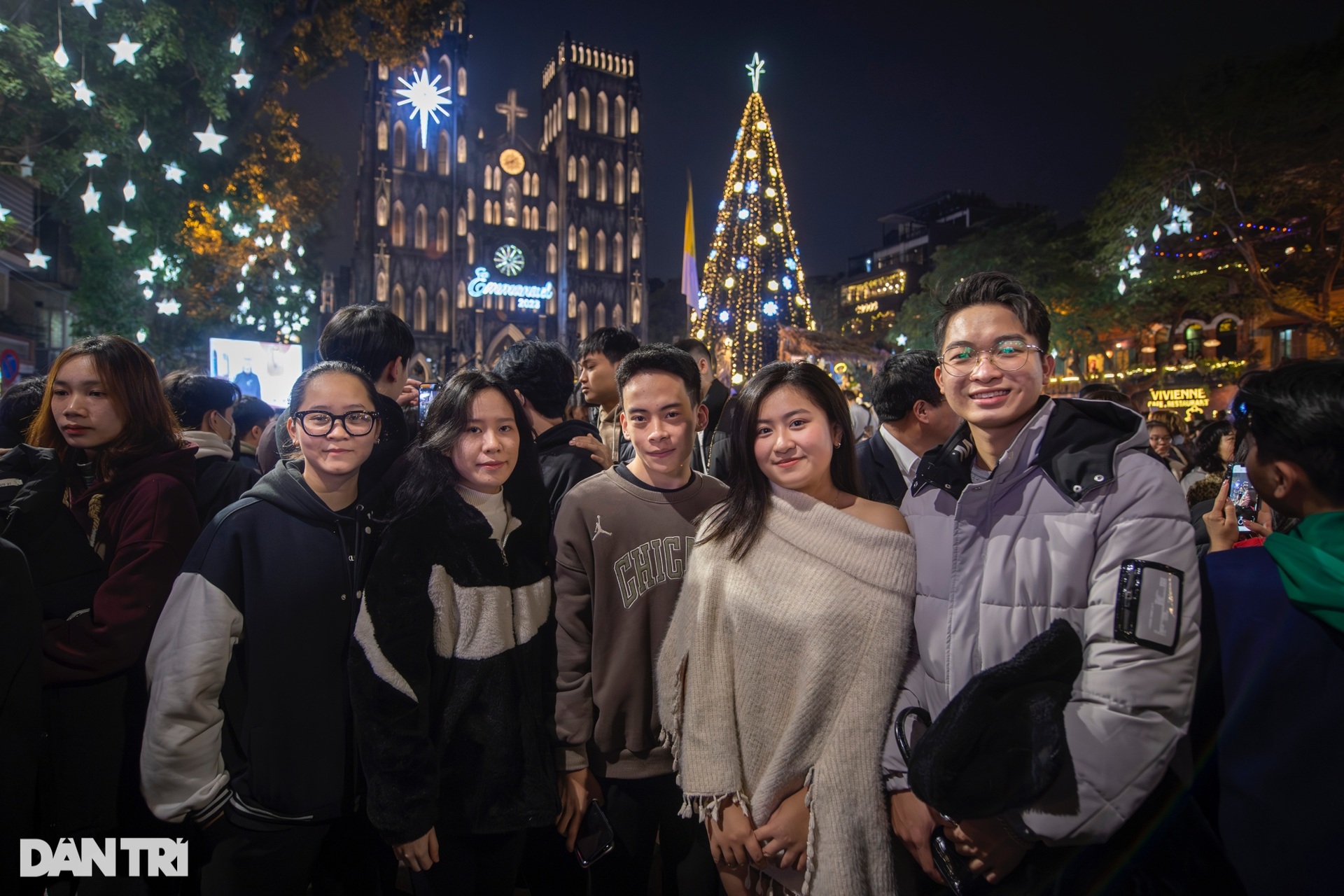 Hanoi is 10 degrees Celsius cold, young people still flock to the Cathedral on Christmas Eve - December
