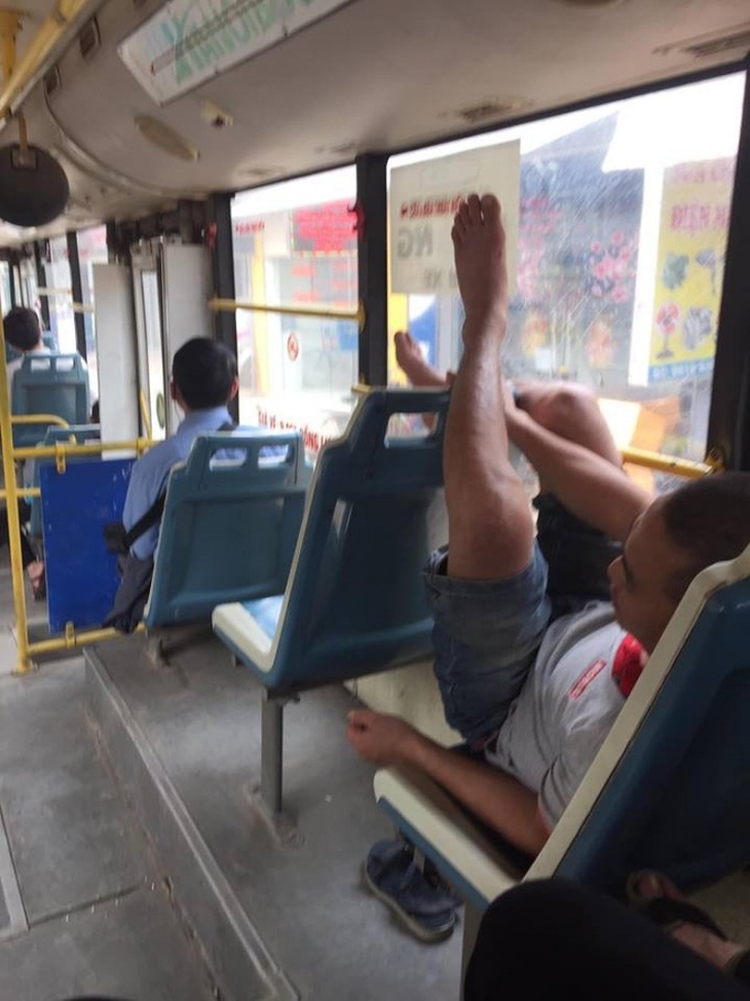 Thản nhiên biến xe buýt thành giường, người đàn ông còn có hành động khiến tất cả xa lánh - Ảnh 3. Thản nhiên biến xe buýt thành giường, người đàn ông còn có hành động khiến tất cả xa lánh - Ảnh 3.