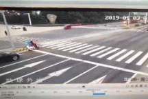 Tránh người sang đường bất cẩn, xe tải gặp tai nạn kinh hoàng