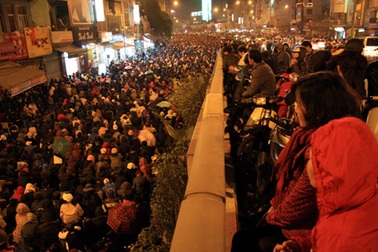 Hà Nội: Nhịn đói giữ chỗ trong chùa Phúc Khánh ngày lễ cầu an