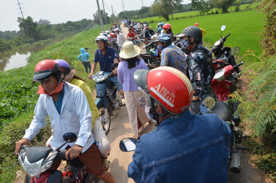 Người dân kéo đến nghía qua khe cửa căn nhà Tuấn “khỉ” bị tiêu diệt - 18 Người dân kéo đến nghía qua khe cửa căn nhà Tuấn “khỉ” bị tiêu diệt - 18