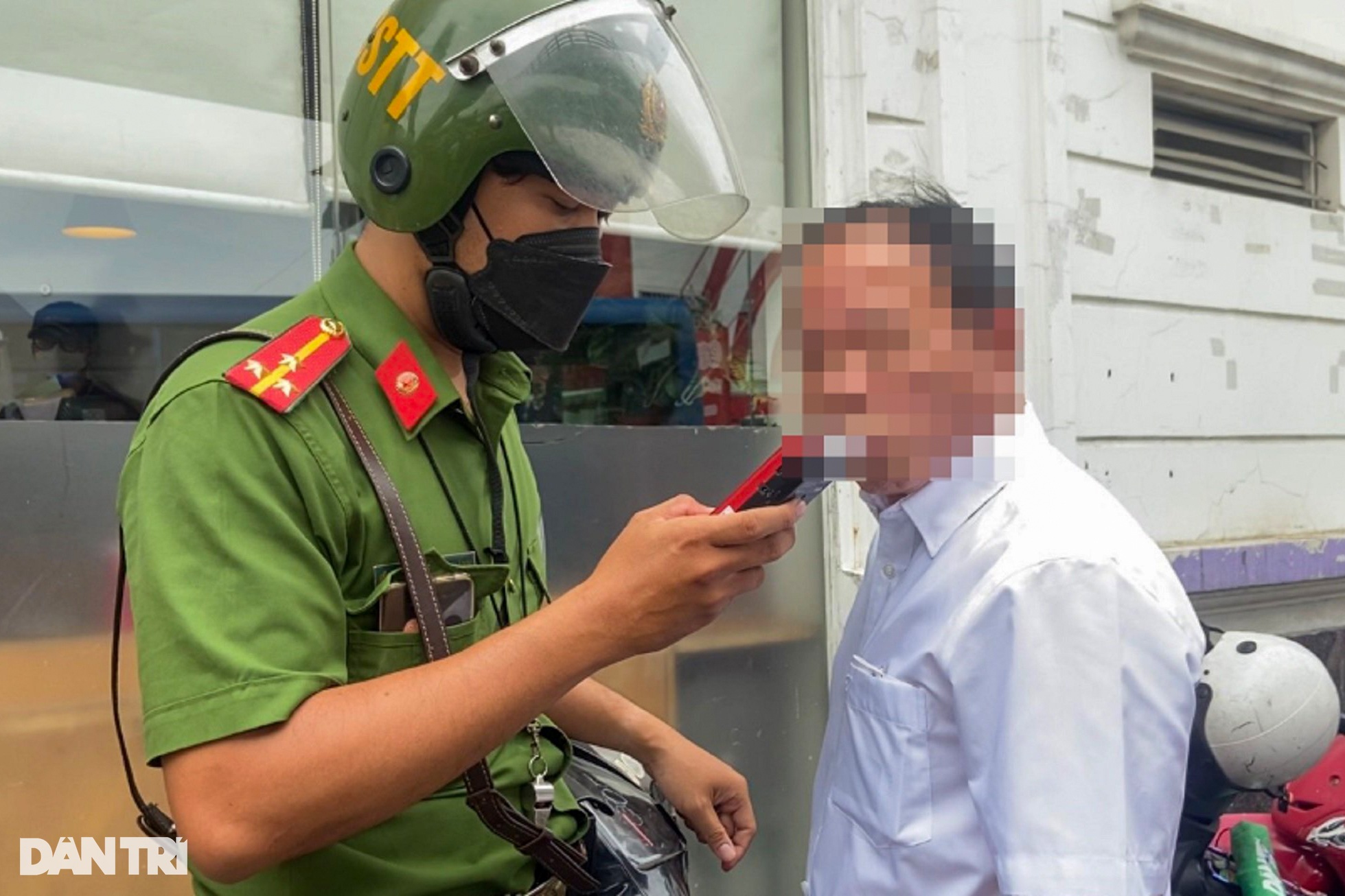 Người vi phạm nồng độ cồn: Tôi bất ngờ vì lực lượng CSGT ra quân đông vậy - 2 Người vi phạm nồng độ cồn: Tôi bất ngờ vì lực lượng CSGT ra quân đông vậy - 2