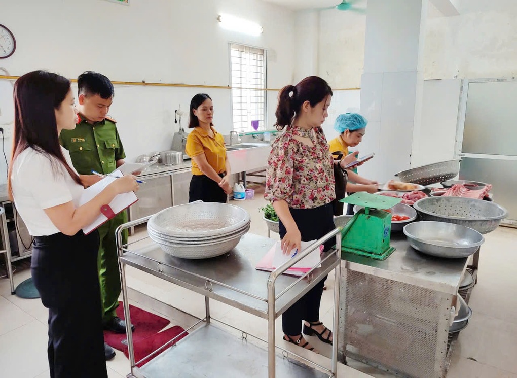 Hà Nội: Kiểm tra 36 cơ sở kinh doanh thực phẩm, có tới 25 cơ sở vi phạm - 1 Hà Nội: Kiểm tra 36 cơ sở kinh doanh thực phẩm, có tới 25 cơ sở vi phạm