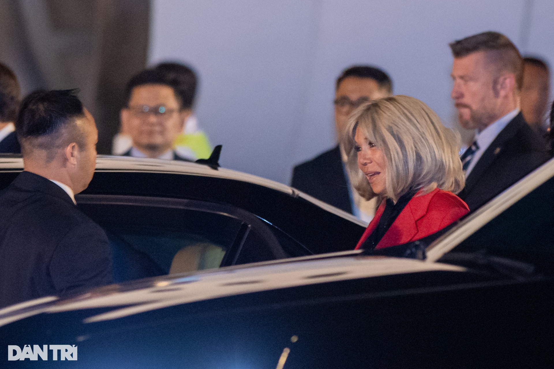 Hình ảnh Tổng thống Pháp Emmanuel Macron cùng Phu nhân tại sân bay Nội Bài - 8 Hình ảnh Tổng thống Pháp Emmanuel Macron cùng Phu nhân tại sân bay Nội Bài - 8