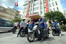 TPHCM: 700 shipper tình nguyện trao nhu yếu phẩm đến người dân khó khăn