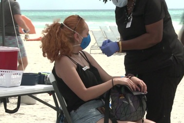 Rộ "mốt" du lịch nước ngoài tiêm vắc xin, chuyên gia cảnh báo rủi ro