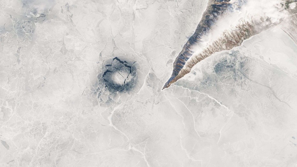 Bí ẩn những vòng băng trong hồ sâu nhất thế giới - 1