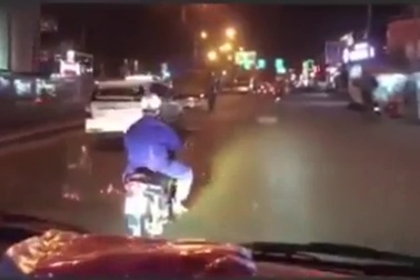 Kì lạ người đàn ông đi xe máy liên tục lạng lách, chặn đường xe cứu thương