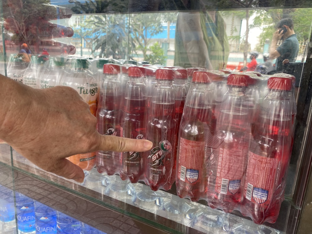 Nhà dân sống sát sân bay Tân Sơn Nhất liên tục bị trúng bi sắt - 2 Nhà dân sống sát sân bay Tân Sơn Nhất liên tục bị trúng bi sắt - 2