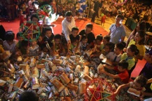 Chương trình “Vầng trăng yêu thương” đến với trẻ em xã biên giới Tam Hợp