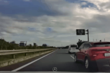 Phạt tài xế ô tô con đi vào làn khẩn cấp cao tốc, tạt đầu xe khác