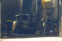 Cửa hàng nội thất ô tô ở Bình Dương bốc cháy, một ô tô bị thiêu rụi