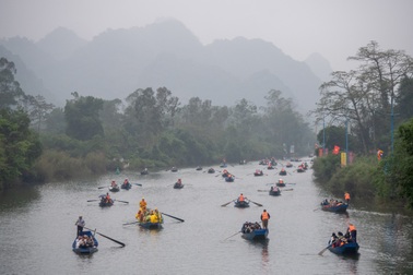 Hàng vạn người dân và du khách đội mưa về khai hội chùa Hương
