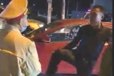 Đình chỉ dạy 2 tuần đối với thầy giáo tát học sinh, thách thức CSGT