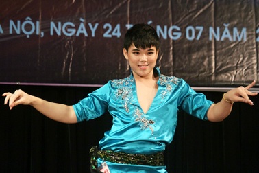 "Tròn mắt" xem nam thanh niên biểu diễn múa bụng