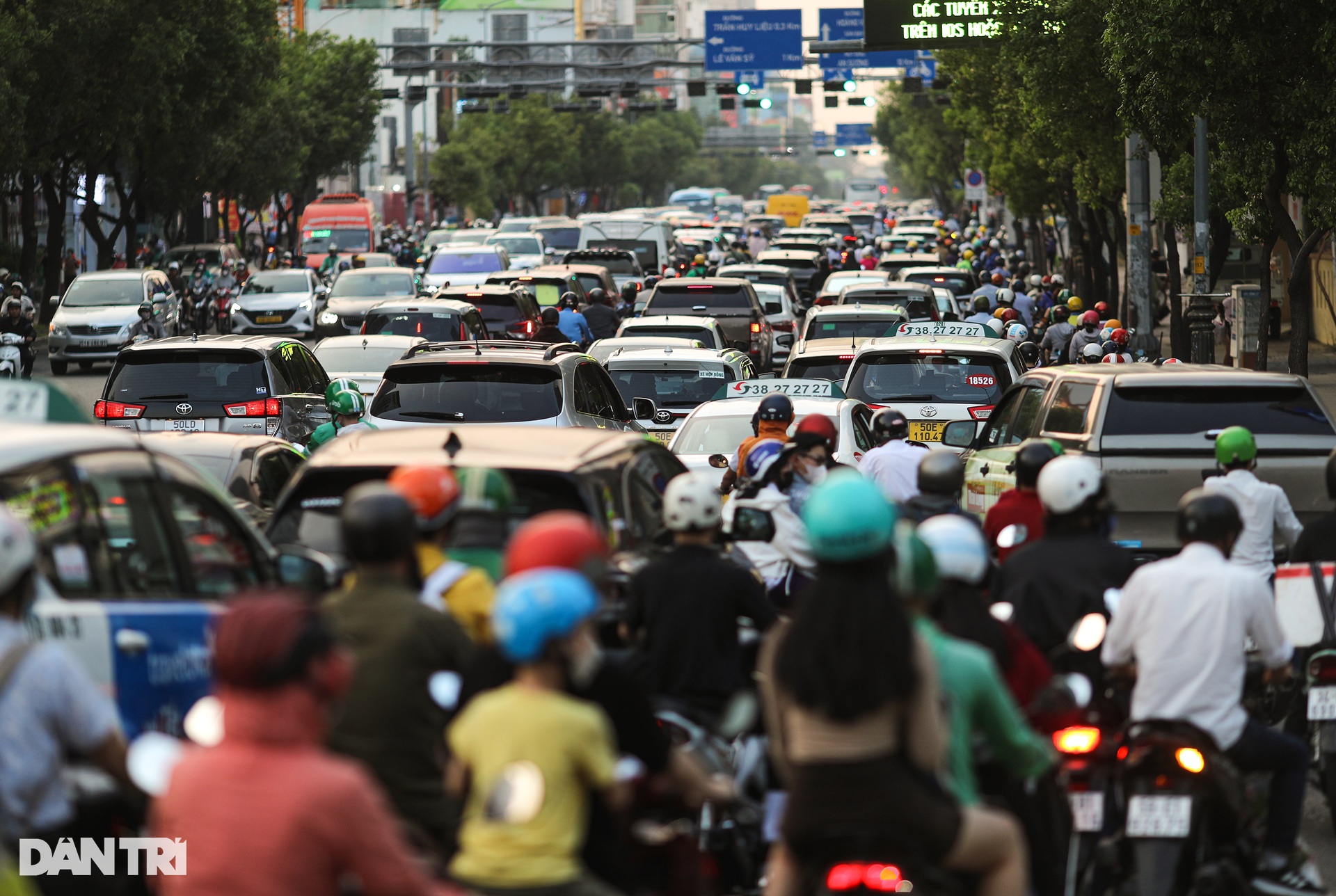 Giao thông TPHCM ùn ứ khắp nơi dịp cận Tết Nguyên đán - 5 Giao thông TPHCM ùn ứ khắp nơi dịp cận Tết Nguyên đán - 5