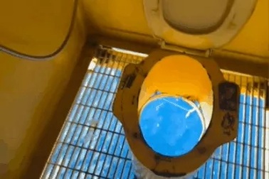 Hình ảnh bồn cầu xuyên thấu giữa biển hút cả triệu lượt xem