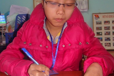 Nỗi niềm cô bé máu trắng khi bố mất, mẹ bị ung thư