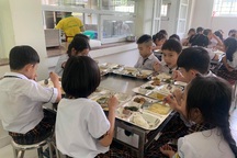 Phụ huynh “sốc nặng” về suất ăn bán trú: Hiệu trưởng đăng thư ngỏ xin lỗi