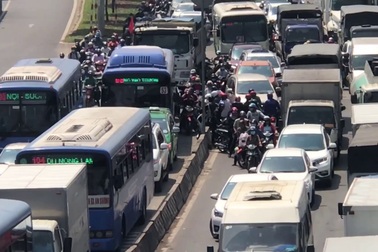 Kẹt xe trầm trọng ở cửa ngõ Sài Gòn