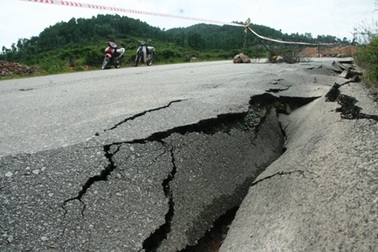 Đường bất ngờ sụt lún nghiêm trọng