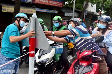 TPHCM: 135 vụ cảnh báo F0 đi trên đường, 50 trường hợp có giấy "thông hành"