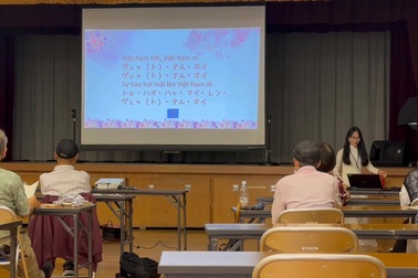 Nguyễn Thị Trà dạy hát tiếng Việt cho người cao tuổi Nhật Bản